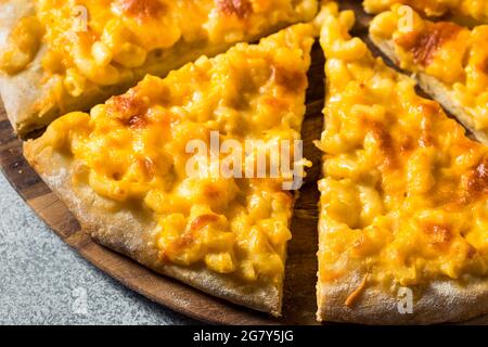 Hausgemachte Macaroni und Käse Pizza mit Cheddar Stockfoto