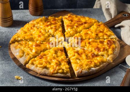 Hausgemachte Macaroni und Käse Pizza mit Cheddar Stockfoto