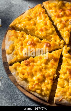 Hausgemachte Macaroni und Käse Pizza mit Cheddar Stockfoto