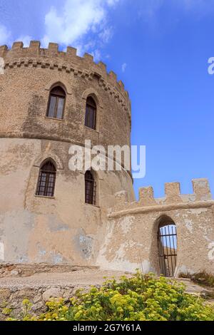 Apulien-Wachturm: Der Vado-Turm ist ein Wachturm aus dem 16. Jahrhundert an der Küste, der nur wenige Meter vom Meer entfernt über dem Touristenhafen steht. Stockfoto