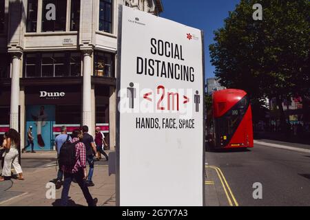 London, Großbritannien. Juli 2021. Ein soziales Distanzierungszeichen in der Oxford Street, da COVID-19-Infektionen in Großbritannien weiter zunehmen. Stockfoto