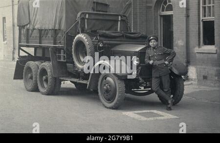 Eine britische Armee aus der Zwischenkriegszeit, Morris Commercial, 30-cwt, 6 x 4 LKW, mit seinem stolzen Fahrer, einem Privatmann im Royal Army Service Corps. Stockfoto