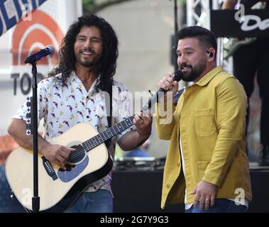 16. Juli 2021, New York, New York, USA: Gitarrist DAN SMYERS und Sänger SHAY MOONEY von der Country-Popgruppe DAN + SHAY treten auf der "Today"-Show im Rockefeller Plaza auf. (Bild: © Nancy Kaserman/ZUMA Wire) Stockfoto