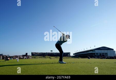 Am zweiten Tag der Open im Royal St. George's Golf Club in Sandwich, Kent, zieht der US-Amerikaner Jordan Spieth den 16. Ab. Bilddatum: Freitag, 16. Juli 2021. Stockfoto