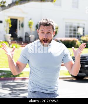 oh mein gott. Glücklich erstaunt bärtigen Mann feiern Erfolg. Reifen Kerl zum Ausdruck bringen Glück. Stockfoto