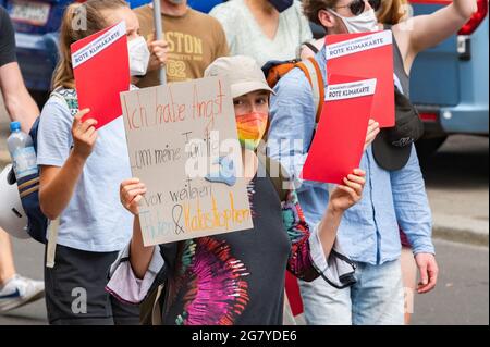 Berlin, Deutschland. Juli 2021. Klimaaktivisten demonstrieren am 16. Juli 2021 in Berlin. Demonstrator protestiert für eine bessere Klimastrategie. Quelle: Tim Eckert/Alamy Live News Stockfoto