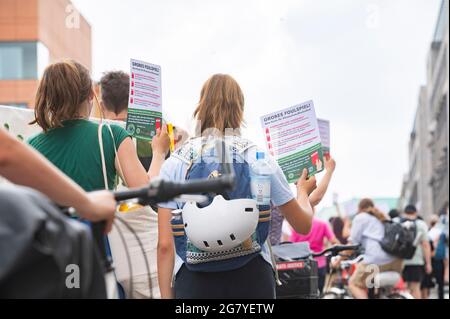 Berlin, Deutschland. Juli 2021. Klimaaktivisten demonstrieren am 16. Juli 2021 in Berlin. Demonstrator protestiert für eine bessere Klimastrategie. Quelle: Tim Eckert/Alamy Live News Stockfoto