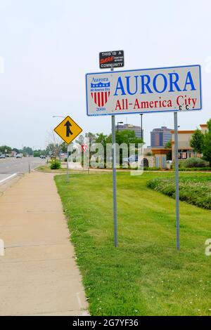 Straßenschild, auf dem Fahrer aus Denver, Colorado, in die Nachbarstadt Aurora begrüßt werden, wurde 2008 mit der Auszeichnung „All-America City“ ausgezeichnet. Stockfoto