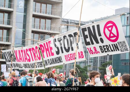 Berlin, Deutschland. Juli 2021. Klimaaktivisten demonstrieren am 16. Juli 2021 in Berlin. Demonstrator protestiert für eine bessere Klimastrategie. Quelle: Tim Eckert/Alamy Live News Stockfoto