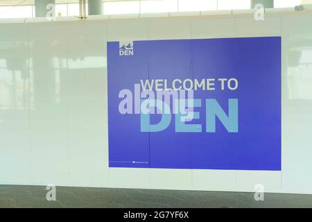 Willkommen auf DEM Schild am Gate des Denver International Airport, auf dem Passagiere willkommen geheißen werden, die in die Mile High City, Denver, Colorado, USA, fliegen. Stockfoto