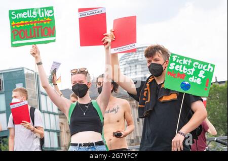 Berlin, Deutschland. Juli 2021. Klimaaktivisten demonstrieren am 16. Juli 2021 in Berlin. Demonstrator protestiert für eine bessere Klimastrategie. Quelle: Tim Eckert/Alamy Live News Stockfoto