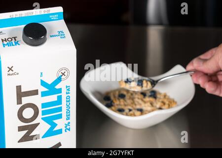 Morgantown, WV - 16. Juli 2021: Karton der Milchalternative NotMilch oder nicht Milch auf dem Frühstückstisch mit Getreide Stockfoto