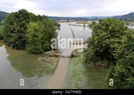 Hattingen, NRW, Deutschland. Juli 2021. Die Ruhr hat ihre Böschung, Felder und viele Gärten, Keller und Grundstücke in der Nähe der Stadt Hattingen im Ruhrgebiet in Nordrhein-Westfalen überflutet. NRW ist nach starken Regenfällen in den letzten Tagen von schrecklichen Überschwemmungen heimgesucht worden. Bei den Überschwemmungen in Deutschland sind bisher mehr als 80 Menschen ums Leben gekommen. Kredit: Imageplotter/Alamy Live Nachrichten Stockfoto