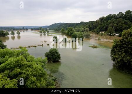 Hattingen, NRW, Deutschland. Juli 2021. Das Ruhrgebiet von der Koster-Brücke. Die Ruhr hat ihre Böschung, Felder und viele Gärten, Keller und Grundstücke in der Nähe der Stadt Hattingen im Ruhrgebiet in Nordrhein-Westfalen überflutet. NRW ist nach starken Regenfällen in den letzten Tagen von schrecklichen Überschwemmungen heimgesucht worden. Bei den Überschwemmungen in Deutschland sind bisher mehr als 80 Menschen ums Leben gekommen. Kredit: Imageplotter/Alamy Live Nachrichten Stockfoto