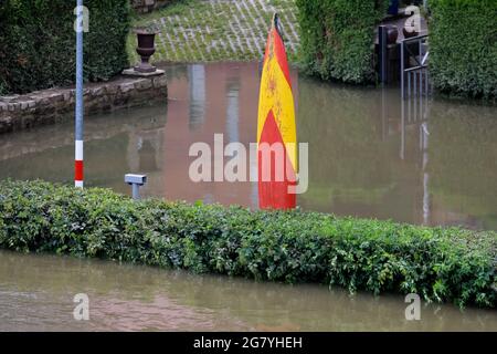 Hattingen, NRW, Deutschland. Juli 2021. Dekorative Surfbretter in dem, was früher die Sitzplätze im Restaurant im Freien des Hotels „an der Kost“ war. Die Ruhr hat ihre Böschung, Felder und viele Gärten, Keller und Grundstücke in der Nähe der Stadt Hattingen im Ruhrgebiet in Nordrhein-Westfalen überflutet. NRW ist nach starken Regenfällen in den letzten Tagen von schrecklichen Überschwemmungen heimgesucht worden. Bei den Überschwemmungen in Deutschland sind bisher mehr als 80 Menschen ums Leben gekommen. Kredit: Imageplotter/Alamy Live Nachrichten Stockfoto