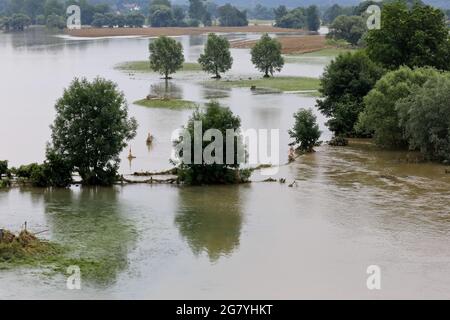 Hattingen, NRW, Deutschland. Juli 2021. Die Ruhr hat ihre Böschung, Felder und viele Gärten, Keller und Grundstücke in der Nähe der Stadt Hattingen im Ruhrgebiet in Nordrhein-Westfalen überflutet. NRW ist nach starken Regenfällen in den letzten Tagen von schrecklichen Überschwemmungen heimgesucht worden. Bei den Überschwemmungen in Deutschland sind bisher mehr als 80 Menschen ums Leben gekommen. Kredit: Imageplotter/Alamy Live Nachrichten Stockfoto