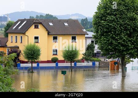 Hattingen, NRW, Deutschland. Juli 2021. Ein Anwesen am Fluss ist von Wasser umgeben. Die Ruhr hat ihre Böschung, Felder und viele Gärten, Keller und Grundstücke in der Nähe der Stadt Hattingen im Ruhrgebiet in Nordrhein-Westfalen überflutet. NRW ist nach starken Regenfällen in den letzten Tagen von schrecklichen Überschwemmungen heimgesucht worden. Bei den Überschwemmungen in Deutschland sind bisher mehr als 80 Menschen ums Leben gekommen. Kredit: Imageplotter/Alamy Live Nachrichten Stockfoto