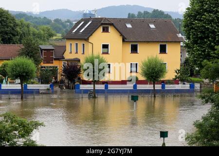 Hattingen, NRW, Deutschland. Juli 2021. Ein Anwesen am Fluss ist von Wasser umgeben. Die Ruhr hat ihre Böschung, Felder und viele Gärten, Keller und Grundstücke in der Nähe der Stadt Hattingen im Ruhrgebiet in Nordrhein-Westfalen überflutet. NRW ist nach starken Regenfällen in den letzten Tagen von schrecklichen Überschwemmungen heimgesucht worden. Bei den Überschwemmungen in Deutschland sind bisher mehr als 80 Menschen ums Leben gekommen. Kredit: Imageplotter/Alamy Live Nachrichten Stockfoto