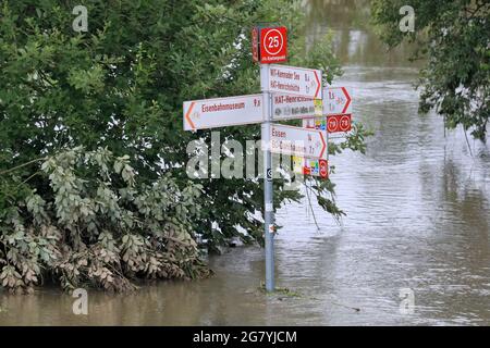 Hattingen, NRW, Deutschland. Juli 2021. Wegbeschreibung für Wanderer sind von Wasser umgeben. Die Ruhr hat ihre Böschung, Felder und viele Gärten, Keller und Grundstücke in der Nähe der Stadt Hattingen im Ruhrgebiet in Nordrhein-Westfalen überflutet. NRW ist nach starken Regenfällen in den letzten Tagen von schrecklichen Überschwemmungen heimgesucht worden. Bei den Überschwemmungen in Deutschland sind bisher mehr als 80 Menschen ums Leben gekommen. Kredit: Imageplotter/Alamy Live Nachrichten Stockfoto