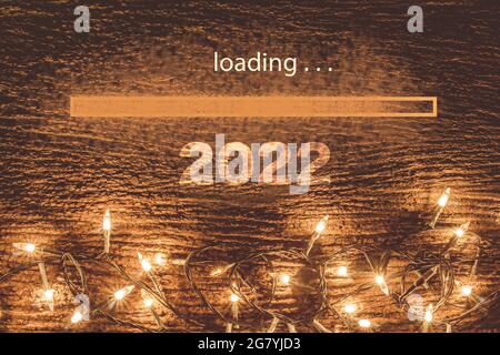 Jahr 2022, 2022 Computer-Bildschirm mit Glitzer und Kopierer Platz auf dem Wasser Tröpfchen Hintergrund. Stockfoto