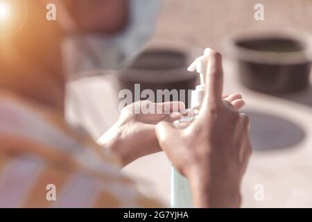 Waschen Sie Ihre Hände mit einem alkoholhaltigen Reinigungsgel. Verwenden Sie antibakterielle Seife, um das Corona-Virus an Ihren Händen zu verhindern. Hygienekonzept Virenschutz Stockfoto