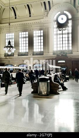 Pendler, die über den Hauptwarteraum am Hoboken-Bahnhof in Hoboken, NJ, laufen Stockfoto