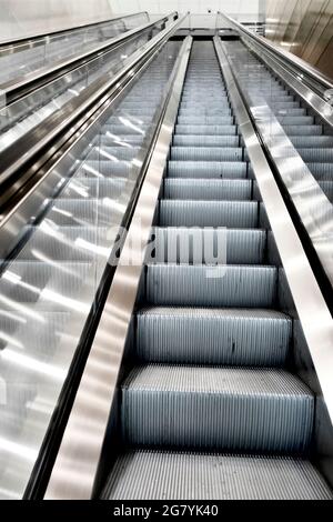 Rolltreppe im Bürogebäude leer von allen Menschen, starke Perspektivlinien, Blick nach oben. Stockfoto