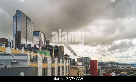 Stadtbild von Seattle mit dunklen Wolken und dunklem Dampf, der aus dem Rauchschwaden aufsteigt Stockfoto