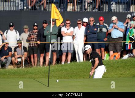 Südafrikas Louis Oosthuizen auf dem 17. Green am zweiten Tag der Open im Royal St. George's Golf Club in Sandwich, Kent. Bilddatum: Freitag, 16. Juli 2021. Stockfoto