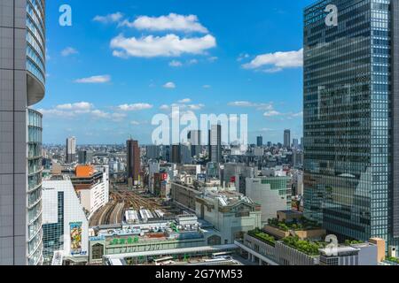 tokio, japan - 05 2021. juli: Blick aus der Vogelperspektive auf das Südtor des Bahnhofs Shinjuku der Japan Railway, der von der verglasten Fassade des JR überragt wird Stockfoto