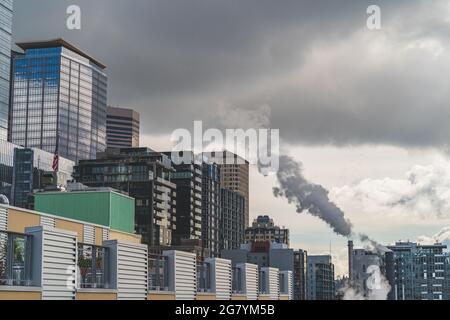 Stadtbild von Seattle mit dunklen Wolken und dunklem Dampf, der aus dem Rauchschwaden aufsteigt Stockfoto
