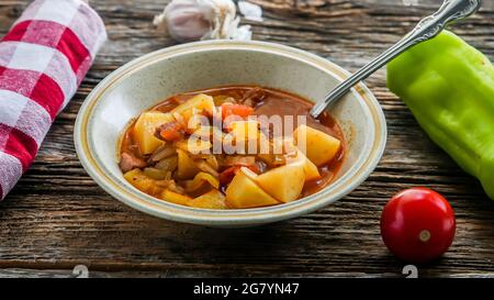 Hausgemachte leckere Suppe mit Würstchen, Tomaten, Pfeffer und Tomaten Stockfoto