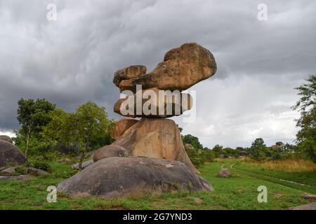 Natürliche Balancierfelsen in Epworth, außerhalb von Harare, Simbabwe, 2018. Quelle: Vuk Valcic/Alamy Stockfoto