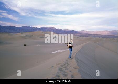 Mann allein in den Wüstensanddünen des Death Valley, Kalifornien Stockfoto