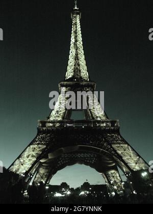 PARIS, FRANKREICH - 24. Aug 2010: Eine Graustufenaufnahme des Eiffelturms bei Nacht Stockfoto