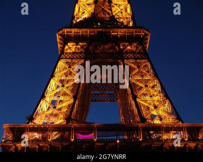PARIS, FRANKREICH - 24. Aug 2010: Nahaufnahme des Eiffelturms in der Nacht vor einem klaren blauen Himmel Stockfoto
