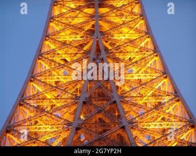 PARIS, FRANKREICH - 24. Aug 2010: Eine Nahaufnahme der Metallstruktur des Eiffelturms vor einem klaren blauen Himmel Stockfoto