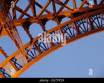 PARIS, FRANKREICH - 24. Aug 2010: Eine Nahaufnahme der Metallstruktur des Eiffelturms vor einem klaren blauen Himmel Stockfoto