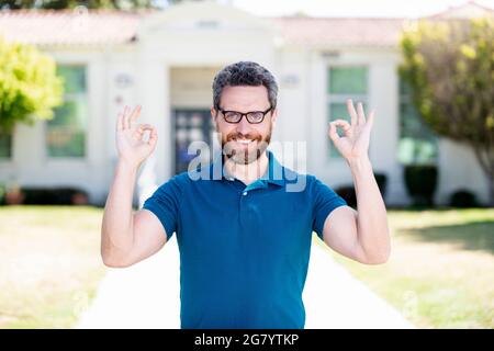 Zurück zur Schule. Wissen und Bildung. Reifer Lehrer Nerd suchen smart. Stockfoto