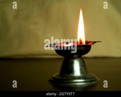 Religiöse Lampe brennen isolieren auf Holzoberfläche vorgestellt. Stockfoto