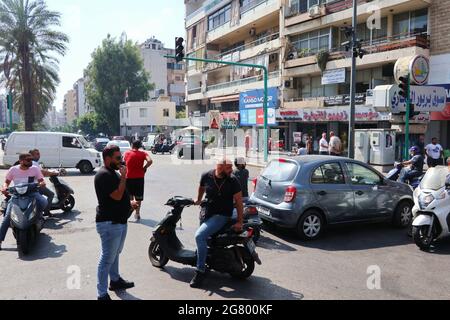 Beirut, Libanon. Juli 2021. Demonstranten blockieren den Boulevard Saeb Salaam, Beirut, am 16. Juli 2021. Nachdem der designierte Premierminister des Libanon, Saad Hariri, am 15. Juli zurückgetreten ist, breiten sich Auseinandersetzungen, Proteste und Unruhen im ganzen Land aus.(Elisa Gestri/Sipa USA) Quelle: SIPA USA/Alamy Live News Stockfoto