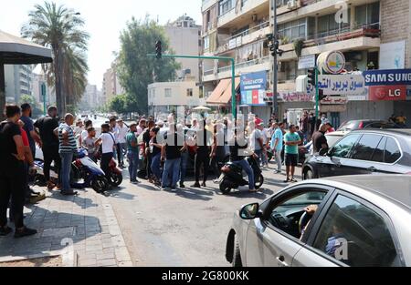 Beirut, Libanon. Juli 2021. Die Libanesen haben am 16. Juli 2021 den Boulevard Saeb Salaam in Beirut blockiert. Nachdem der designierte Premierminister des Libanon, Saad Hariri, am 15. Juli zurückgetreten ist, breiten sich Auseinandersetzungen, Proteste und Unruhen im ganzen Land aus.(Elisa Gestri/Sipa USA) Quelle: SIPA USA/Alamy Live News Stockfoto