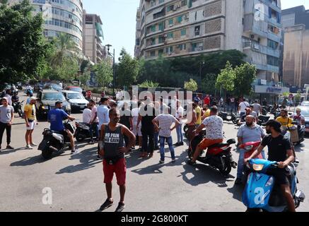 Beirut, Libanon. Juli 2021. Verärgerte Libanesen blockieren den Boulevard Saeb Salaam Boulevard, Beirut, am 16. Juli 2021. Nachdem der designierte Premierminister des Libanon, Saad Hariri, am 15. Juli zurückgetreten ist, breiten sich Auseinandersetzungen, Proteste und Unruhen im ganzen Land aus.(Elisa Gestri/Sipa USA) Quelle: SIPA USA/Alamy Live News Stockfoto