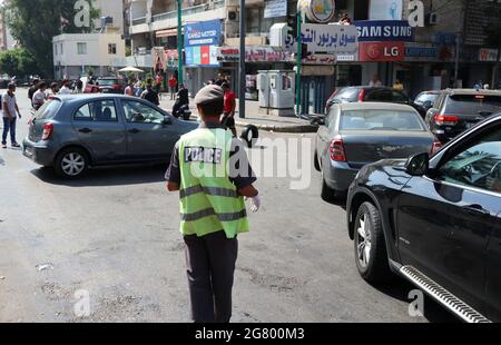 Beirut, Libanon. Juli 2021. People blocking Boulevard Saeb Salaam with cars and ruiges, Beirut, 16. Juli 2021. Nachdem der designierte Premierminister des Libanon, Saad Hariri, am 15. Juli zurückgetreten ist, breiten sich Auseinandersetzungen, Proteste und Unruhen im ganzen Land aus.(Elisa Gestri/Sipa USA) Quelle: SIPA USA/Alamy Live News Stockfoto