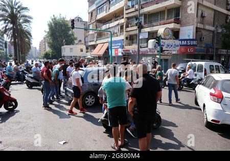 Beirut, Libanon. Juli 2021. Demonstranten blockierten den Boulevard Saeb Salaam, Beirut, am 16. Juli 2021. Nachdem der designierte Premierminister des Libanon, Saad Hariri, am 15. Juli zurückgetreten ist, breiten sich Auseinandersetzungen, Proteste und Unruhen im ganzen Land aus.(Elisa Gestri/Sipa USA) Quelle: SIPA USA/Alamy Live News Stockfoto