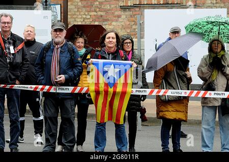 Kopenhagen/Dänemark 02. Oktober 2018.. Katalonien-Frau mit katalanischer Flagge steht infron dänischen Parlamentarier zu proetst Spanien Aktion in barcelona spanien, Protest bei der eröffnung des parlaments feierlich vor Christiansborg dänischen parlament. . (Foto. .Francis Joseph Dean / Deanpictures. Stockfoto