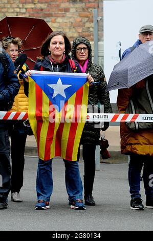 Kopenhagen/Dänemark 02. Oktober 2018.. Katalonien-Frau mit katalanischer Flagge steht infron dänischen Parlamentarier zu proetst Spanien Aktion in barcelona spanien, Protest bei der eröffnung des parlaments feierlich vor Christiansborg dänischen parlament. . (Foto. .Francis Joseph Dean / Deanpictures. Stockfoto