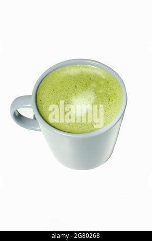 Matcha, grüner Tee Latte in einer Tasse. Weißer isolierter Hintergrund. Nahaufnahme. Draufsicht. Stockfoto