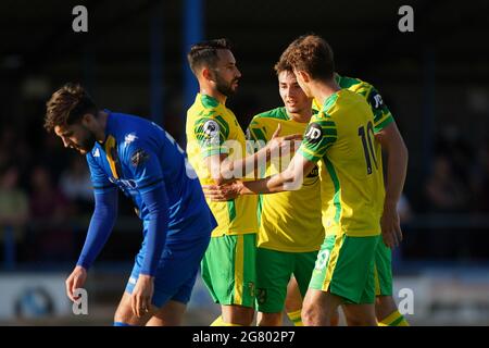 Kieran Dowell von Norwich City feiert das erste Tor seiner Mannschaft mit Teamkollege Billy Gilmour (Mitte) während des Vorsaison-Spiels im Walks Stadium, King's Lynn. Bilddatum: Freitag, 16. Juli 2021. Stockfoto