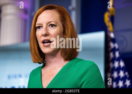 Washington, DC, USA. Juli 2021. Jen Psaki, die Pressesprecherin des Weißen Hauses, spricht mit den Medien im Pressesprecherraum des Weißen Hauses in Washington, DC, USA, 16. Juli 2021. Kredit: dpa/Alamy Live Nachrichten Stockfoto